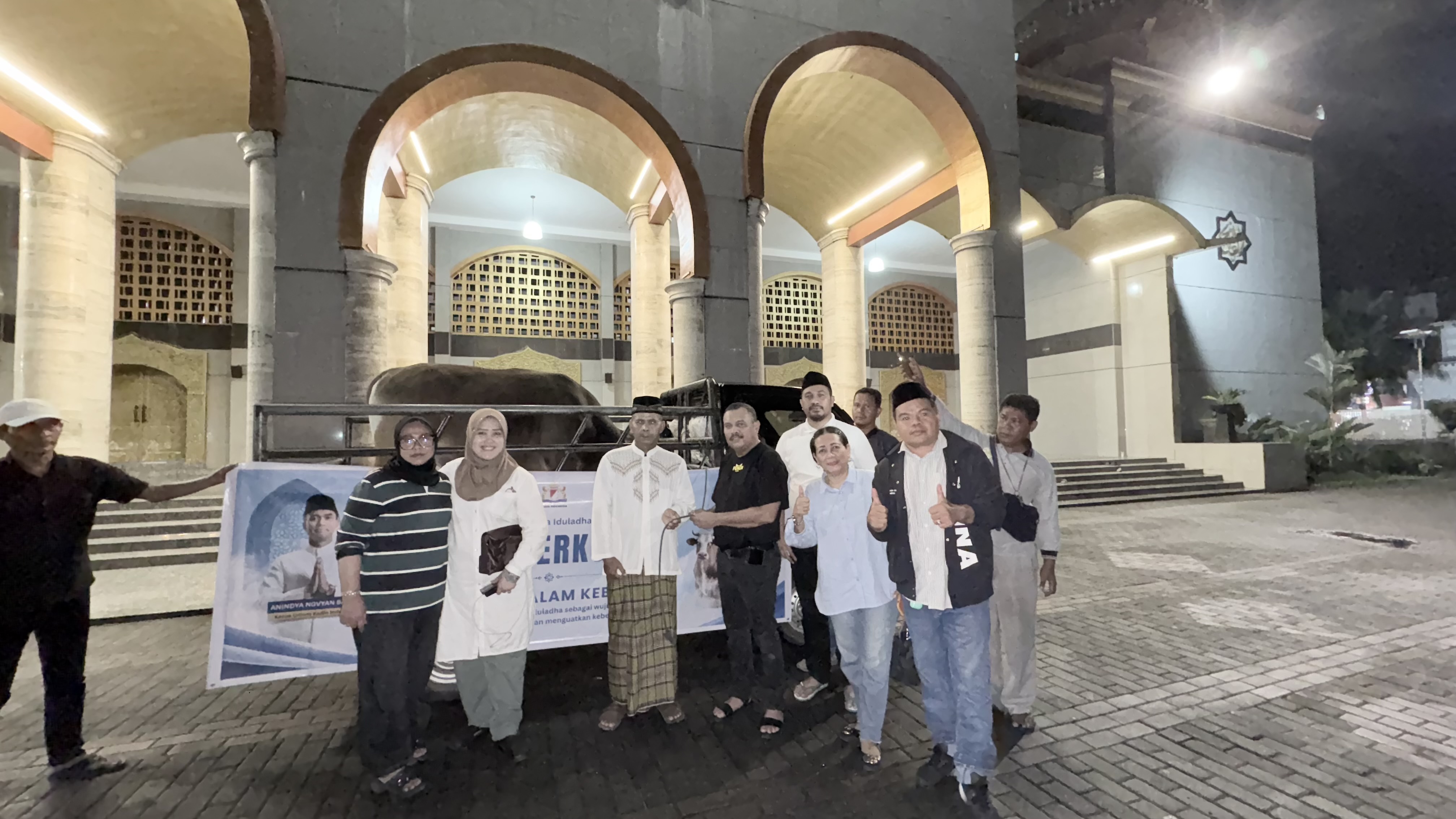 Penyerahan Hewan Qurban dari Ketua Umum KADIN Indonesia dan serahkan langsung oleh Ketua KADIN Maluku Beserta Pengurus Mereyahkan kepada Bpk. Imam Mesjid Al-Fatah